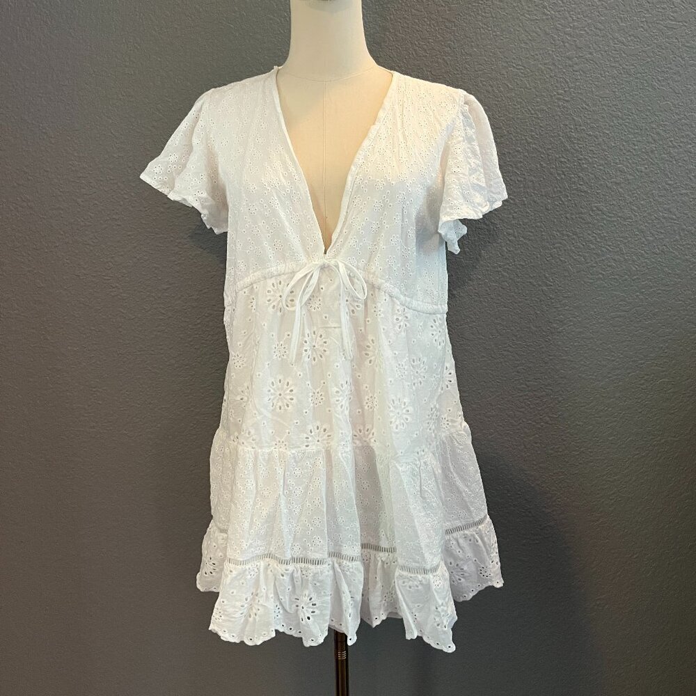 LULUS WHITE EYELET LACE BABYDOLL MINI DRESS DEEP V NECK TIERED FLUTTER SLEEVES M